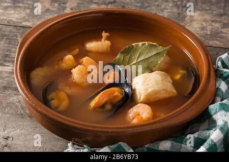 Französische Bouillabaisse Suppe auf hölzernen Tisch Stockfoto