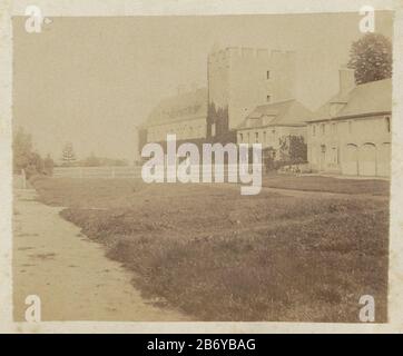 Kasteel traf grasveld ervoor in Frankrijk Teil des Albums des französischen Amateurfotografen mit Bildern von Familie, Militär, Industrie, Landschaften und sehen, wo: Bedingungen in Frankrijk. Hersteller : Fotograf: Anonymer Ort Herstellung: Frankreich Datum: 1883 - 1880Material: Papiertechnik: Albumdruck Abmessungen: H 92 mm × W 110 mm Betreff: Schloss wo Frankreich Stockfoto