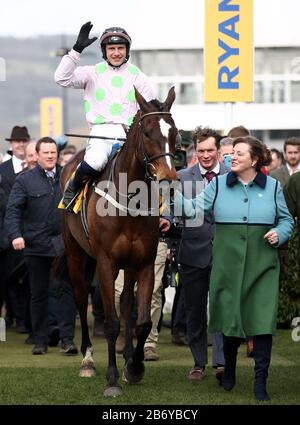 Min, der vom Jockey Paul Townend geritten wurde, feiert den Sieg im Ryanair Chase am dritten Tag des Cheltenham Festivals auf der Cheltenham Racecourse. Stockfoto