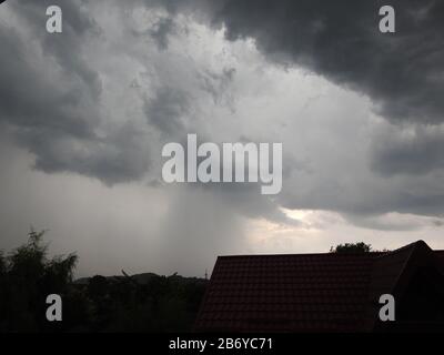 Wundervoller Beginn eines sommerlichen Gewitters mit dunklen Wolken, die über den Himmel ragen Stockfoto
