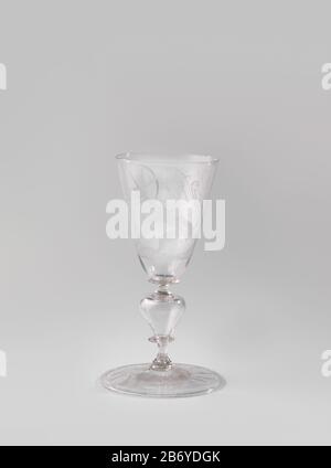 Kelkglas traf de leeuw van de Republiek der Verenigde Nederlanden en het opschrift Salus Patriae Platte voet met omgeslagen rand en pontilmerk. Holle, balustervormige stam met twee Platte schijven. Trechtervormige, aan de onderzijde afgeronde kelk. OP de kelk ist de leeuw van de Republiek der Verenigde Nederlanden gegraveerd. OP de keerzijde het optrift 'Salus Patriae' (het welzijn van het vaderland). Hersteller : Glasblazer: Anoniemglasgraveur: Willem MooleyserPlaats Herstellung: Glasblazer: Nederlandenglasgraveur: Rotterdam-Dating: CA. 1675 - ca. 1700 Physische Kenner: Helder, Kleurloos Stockfoto