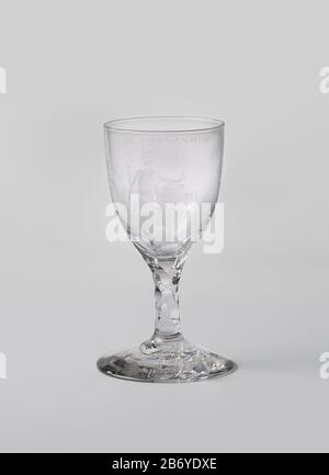 Kelkglas traf auf een voorstelling van het koopmanschap Conische voet. Zich verbredende, facetgeslepen stam, overgaande in een gebogen kelk. OP de kelk, in een landschap met bomen, Mercurius, de god van de händel, zittend op een vierkante sokkel met zijn attributen; een gevleugelde Helm, de gevleugelde sandalen, een herautenstaf, en een verziegelde Brief. Naast Saum twee vaten. OP de achtergrond drie koopvaardijschepen. Boven de voorstelling, in onregelmatige Buchstaben, DE KOOPMANSCHAP. Onder de voet de naam: J: G: Smeyser. Hersteller: Glasblazer: Anoniemglasgraveur: David Wolff (toegeschreven aan)P Stockfoto