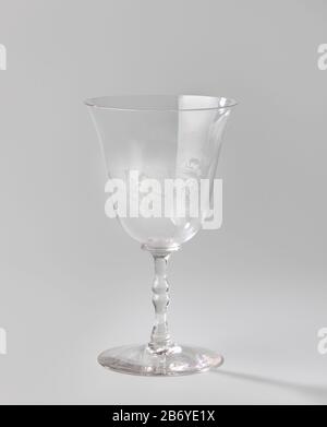 Kelkglas traf sich mit einem der Kelkglas, die sich mit dem Klokvormige kelk een gegraveerde voorstelling van een Vlinder trafen. Dubbele balustervormige stam op iets gewelfde ronde voet. Hersteller : Glasblazer: Anoniemglasgraveur: Daniël H. de CastroPlaats Herstellung: Glasblazer: Frankrijkglasgraveur: Amsterdam dating: CA. 1850 - in der Voor-Serie von-der-Körperkenmerken von: Helder, Kleurloos Glas Met diamant- en Stippelgravure Material: Glas Techniek: Diamantgraveren / Stippelgravure / Glasblazen Abmessungen: H 15,5 cm. × d 9,0 cm. Stockfoto