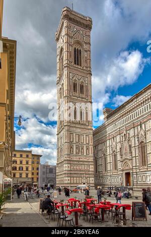 FLORENZ ITALIEN DER CAMPANILE ODER GIOTTO'S KIRCHTURM MIT FREILUFT-CAFÉ UND MENSCHEN Stockfoto