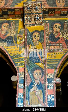 Die Apostel Lucas und Marco und zwei Schanzenhalter, die ein Schwert tragen, Gemälde in der Kirche Abraha wa Atsbaha, Region Gheralta, Tigray, Äthiopien Stockfoto