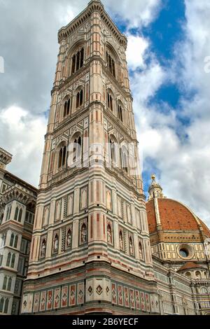 FLORENZ ITALIEN DER DOM ODER DIE KATHEDRALE VON FLORENZ SCHMÜCKEN DIE DEKORATION AUF DEM CAMPANILE TURM Stockfoto