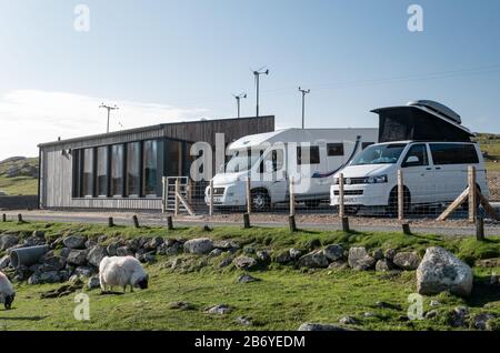 Parkplatz am Strand von Campervan und Motorhome bei Huishinish auf der Insel Harris, den äußeren Hebriden, Schottland. GROSSBRITANNIEN. Stockfoto