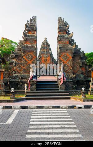 Indonesien, Bali, Sukawati, Batuan-Dorf, Pura Puseh (Batuan-Tempel), Split Gateway (Candi Bentar) Stockfoto