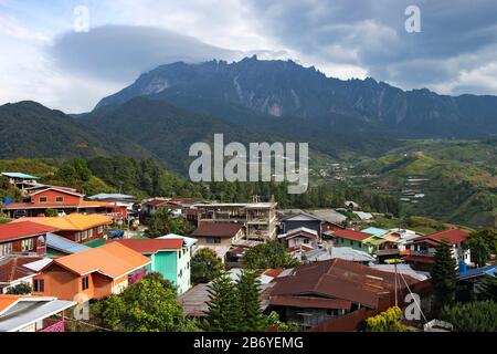 Blick über die Stadt Kundasang zum Mount Kinabalu, Kinabalu-Nationalpark, Kundasang, Sabah, Borneo, Malaysia Stockfoto