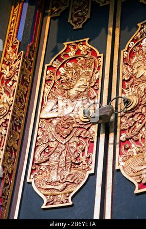 Indonesien, Bali, Sukawati, Batuan-Dorf, Pura Puseh (Batuan-Tempel), Geschnitzte Holztür (Detail) Stockfoto