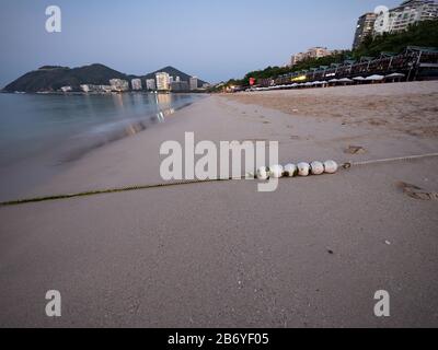 Strand als Sonnenuntergang in Sanya, Hainan, China. Stockfoto