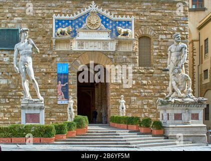 FLORENZ ITALIEN DIE PIAZZA DELLA SIGNORIA DER EINGANG ZUM PALAZZO VECCHIO MIT FRONTISPIZ UND STATUEN VON DAVID UND HERKULES MIT CACUS Stockfoto