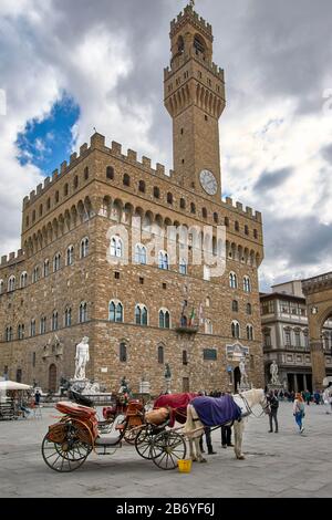 FLORENZ ITALIEN PIAZZA DELLA SIGNORIA PALAZZO VECCHIO UND UHRTURM UND PFERD MIT KUTSCHE Stockfoto