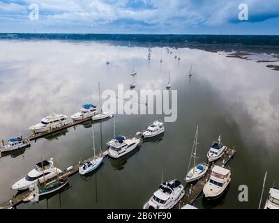 Luftaufnahme des Jachthafens am Fluss in Beaufort, South Carolina. Stockfoto