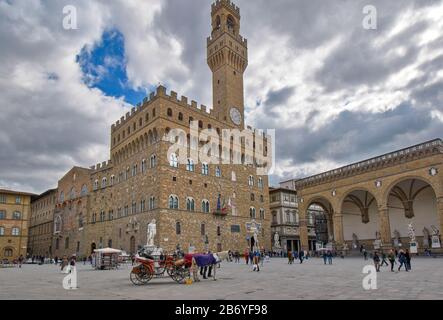 FLORENZ ITALIEN DIE PIAZZA DELLA SIGNORIA DER PALAZZO VECCHIO UND DER UHRTURM UND DIE LOGGIA DEI LANZI IM FREIEN MIT STATUEN Stockfoto