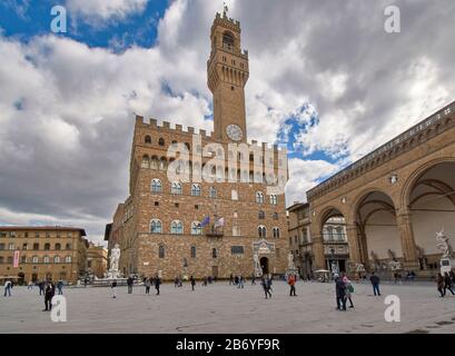 FLORENZ ITALIEN DIE PIAZZA DELLA SIGNORIA DER PALAZZO VECCHIO UND DIE FREILICHTLOGGIA DEI LANZI MIT STATUEN Stockfoto