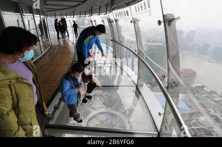 Shanghai. März 2020. Touristen genießen die Landschaft im Shanghai Oriental Pearl Tower im Osten Chinas Shanghai, 12. März 2020. Der Shanghai Tower, Chinas höchstes Gebäude, hat seine Touristenattraktion "Top of Shanghai Observatory" am Donnerstag wieder eröffnet. Zwei weitere Sehenswürdigkeiten begannen ab Donnerstag auch Touristen zu empfangen, darunter der Shanghai Oriental Pearl Tower und der Shanghai Jinmao Tower. Um MIT 'Shanghai Skyscraper Sceneries, Landmarks to Reopen' zu GEHEN Credit: Fang Zhe/Xinhua/Alamy Live News Stockfoto