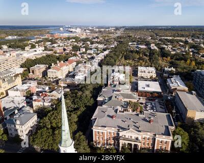 Luftaufnahme des historischen Zentrums von Savannah, Georgia mit Kirchturm im Vordergrund. Stockfoto