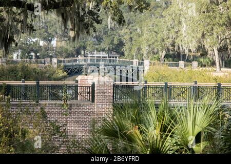 Blick auf Brücken und Wälder im Palmetto Bluff in der Nähe von Bluffton, South Carolina, USA. Stockfoto
