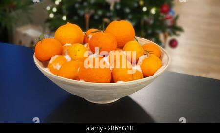 Verschneite Orangen in einer Holzschale Stockfoto