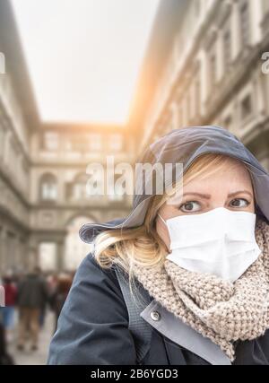 Junge Frau Mit Gesichtsmaske Spaziert in der Nähe der Uffizien In Italien. Stockfoto