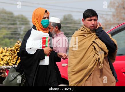 (200312) -- PESCHAWAR, 12. März 2020 (Xinhua) -- EINE Frau trägt am 12. März 2020 eine Gesichtsmaske im nordwestpakistanischen Peshawar. Die bestätigten Fälle von COVID-19 stiegen in Pakistan auf 21, wobei ein neuer Fall in der Region Nord-Gilgit Baltistan (GB) am Donnerstag gemeldet wurde, sagten Beamte. (Xinhua/Saeed Ahmad) Stockfoto