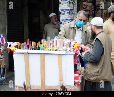 Peschawar. März 2020. Ein Mann trägt am 12. März 2020 eine Gesichtsmaske im nordwestpakistanischen Peshawar. Die bestätigten Fälle von COVID-19 stiegen in Pakistan auf 21, wobei ein neuer Fall in der Region Nord-Gilgit Baltistan (GB) am Donnerstag gemeldet wurde, sagten Beamte. Kredit: Saeed Ahmad/Xinhua/Alamy Live News Stockfoto