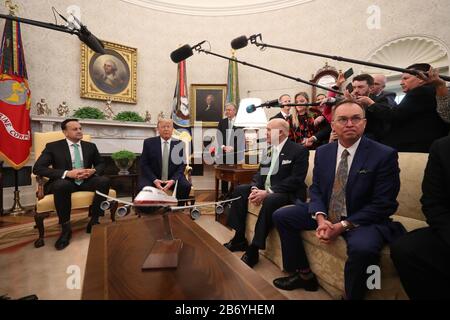 Neuübertragung VON NAMEN (von links nach rechts) Taoiseach Leo Varadkar, US-Präsident Donald Trump Edward Crawford, US-Botschafter in Irland und Mick Mulvaney, amtierender Stabschef des Weißen Hauses, im Oval Office im Weißen Haus in Washington DC während des Besuchs des Taoiseach in den USA. Stockfoto