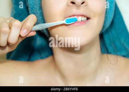 Frau, die ihre Zähne nach der täglichen Dusche waschen. Stockfoto