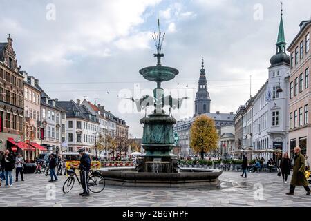 Storchbrunnen, entworfen von Edvard Petersen und Vilhelm Bissen im Jahr 1894 auf dem Amagertorv-Platz, Kopenhagen, Dänemark. Stockfoto