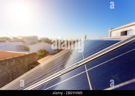 Solaranlagen auf dem Dach eines Hauses in einer portugiesischen Stadt. Saubere grüne Energie Stockfoto