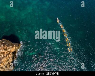 Luftbild, Kajakboote in Folge, Segeln in Lagos Bay Ponta de Piedade Stockfoto