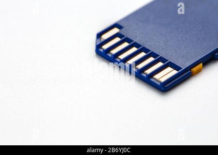 Blaue SD-Speicherkarte In Weiß Isoliert. Backup-Konzept Stockfoto
