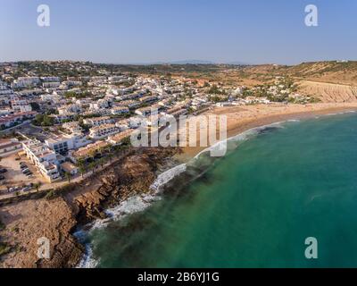 Antenne. Portugiesische Ortschaft im Süden Luz, Region Lagos. Algarve, Portugal. Stockfoto