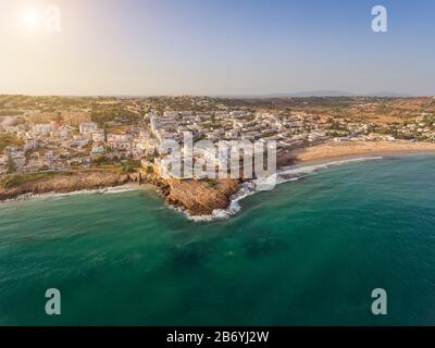 Antenne. Portugiesische Ortschaft im Süden Luz, Region Lagos. Algarve, Portugal. Stockfoto