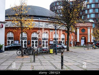 Das Rundbau Cirkus, Kopenhagen, Dänemark Rundbau mit Kuppel und Zierfries des Architekten Henrik Vilhelm Brinkopff als Veranstaltungsort für Zirkusschau Stockfoto