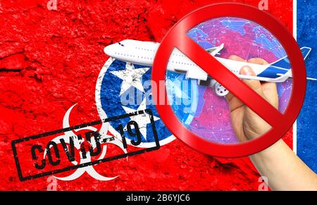 Die neue Coronavirus Krankheit mit dem Namen COVID - 19, mit dem Flaggenstaat Tennessee gegen eine gerissene Wand gezeigt wird, enthält das Konzept eines Flugverbots Stockfoto