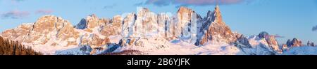 Panoramablick auf die Pale di San Martino Berggruppe bei Sonnenuntergang, Sonnenschein, alpenglow. Die Trentiner Bergwelt im Winter. Italienische Alpen. Europa. Stockfoto