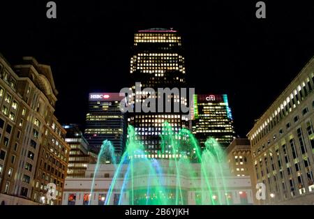 Die Ausstellung "Liquid Sound" im Winter Lights 2020 in Canary Wharf in London, Großbritannien Stockfoto