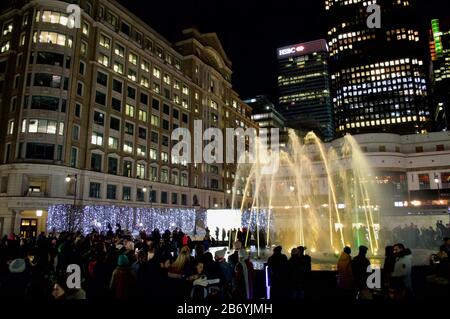 Die Ausstellung "Liquid Sound" im Winter Lights 2020 in Canary Wharf in London, Großbritannien Stockfoto