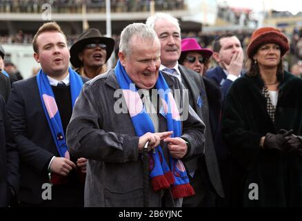 Der Besitzer des Paisley Park Andrew Gemmell im Paradering beobachtet die Hürde der Paddy Power Stayers am dritten Tag des Cheltenham Festivals auf der Cheltenham Racecourse. Stockfoto