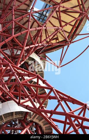 Nahaufnahme des ArcelorMittal Orbit, Queen Elizabeth Olympic Park, Stratford, London, England (Aussichtsplattform, Tunnelrutsche und Spiralkonstruktion). Stockfoto