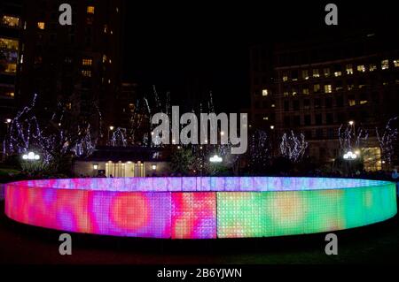 Die Lactolight-Ausstellung im Winter Lights 2020 in Canary Wharf in London, Großbritannien Stockfoto