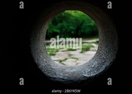 Innenansicht eines Steindolmen durch ein Loch in einem Bergwald im Tal des Flusses Jean, Russland Stockfoto