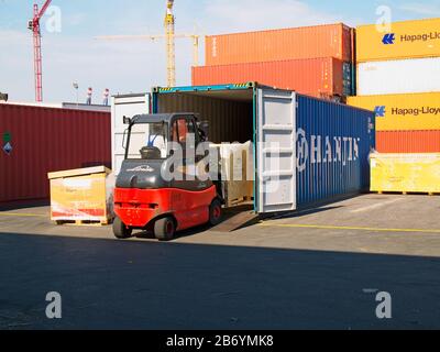 Füllung eines Containers am CTT Container Terminal Tollerort und DCP Container Packing Center im Hamburger Hafen. Stockfoto