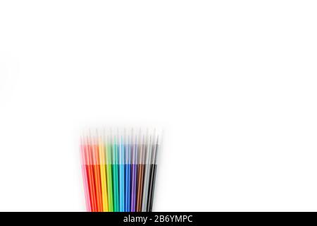 Mehrfarbige Filzstifte, Markierungen auf einem weißen, isolierten Hintergrund. Regenbogenfarben Gesamtplan, Draufsicht. Stockfoto