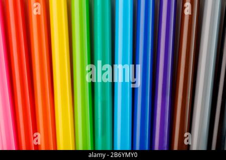 Mehrfarbige Filzstifte, Marker auf einem weiß isolierten Hintergrund, Regenbogenfarben Nahaufnahme, Makro. Stockfoto