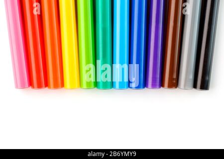 Mehrfarbige Filzstifte, Markierungen auf einem weißen, isolierten Hintergrund. Regenbogenfarben Gesamtplan, Draufsicht. Stockfoto