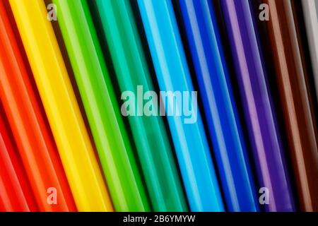 Mehrfarbige Filzstifte, Marker auf einem weiß isolierten Hintergrund, Regenbogenfarben Nahaufnahme, Makro. Stockfoto