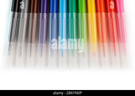 Mehrfarbige Filzstifte, Markierungen auf einem weißen, isolierten Hintergrund. Regenbogenfarben Gesamtplan, Draufsicht. Stockfoto